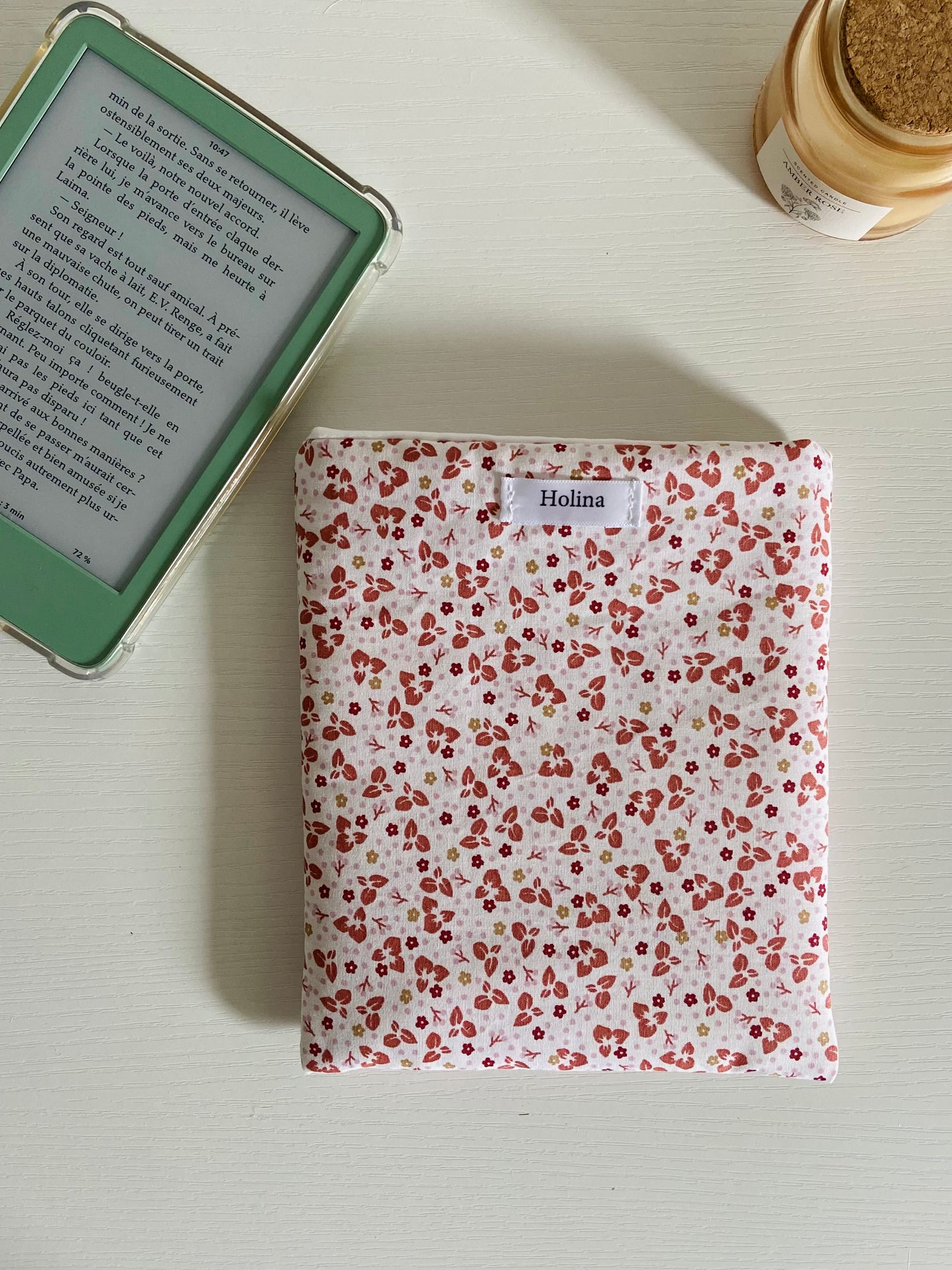 pochette liseuse minimaliste fait main holina
housse kindle tissu fleuri molletonné
protection liseuse kobo artisanale
accessoire lecture fait main protection ebook