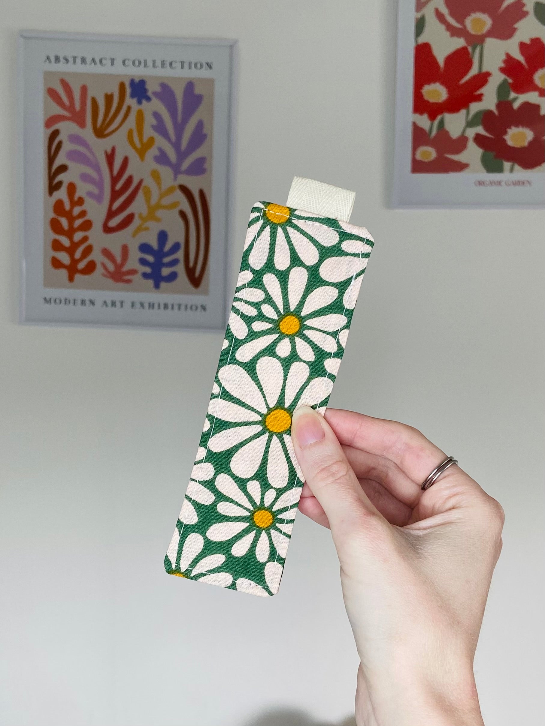 marque-page tissu fleuri vert fait main
accessoire lecture artisanale