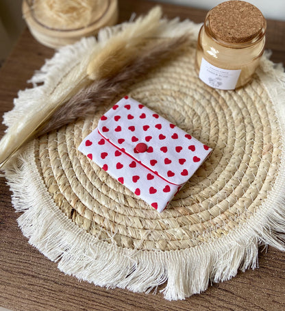 Porte-cartes avec motifs coeur rouge sur fond blanc, avec bouton pression rouge