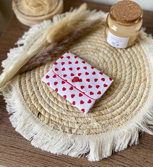 Porte-cartes avec motifs coeur rouge sur fond blanc, avec bouton pression rouge