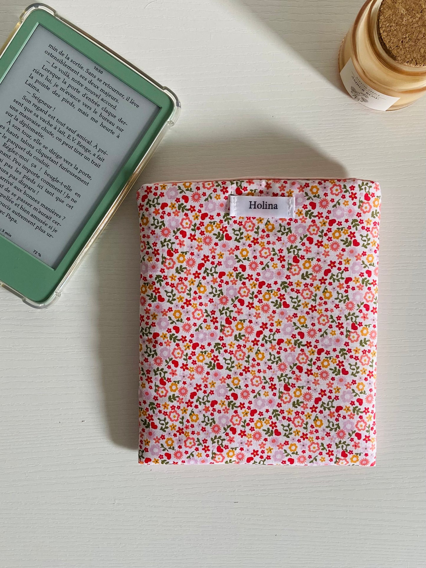 pochette liseuse fleuri rose fait main holina
housse kindle tissu fleuri molletonné
protection liseuse kobo artisanale
accessoire lecture fait main protection ebook