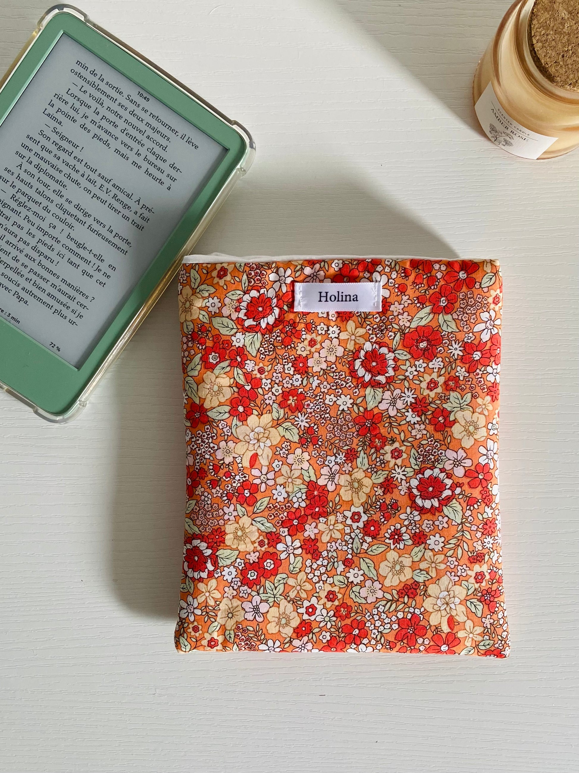 pochette liseuse fleurie orange fait main holina
housse kindle tissu molletonnée
protection liseuse kobo artisanale
accessoire lecture fait main protection ebook
