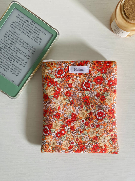 pochette liseuse fleurie orange fait main holina
housse kindle tissu molletonnée
protection liseuse kobo artisanale
accessoire lecture fait main protection ebook