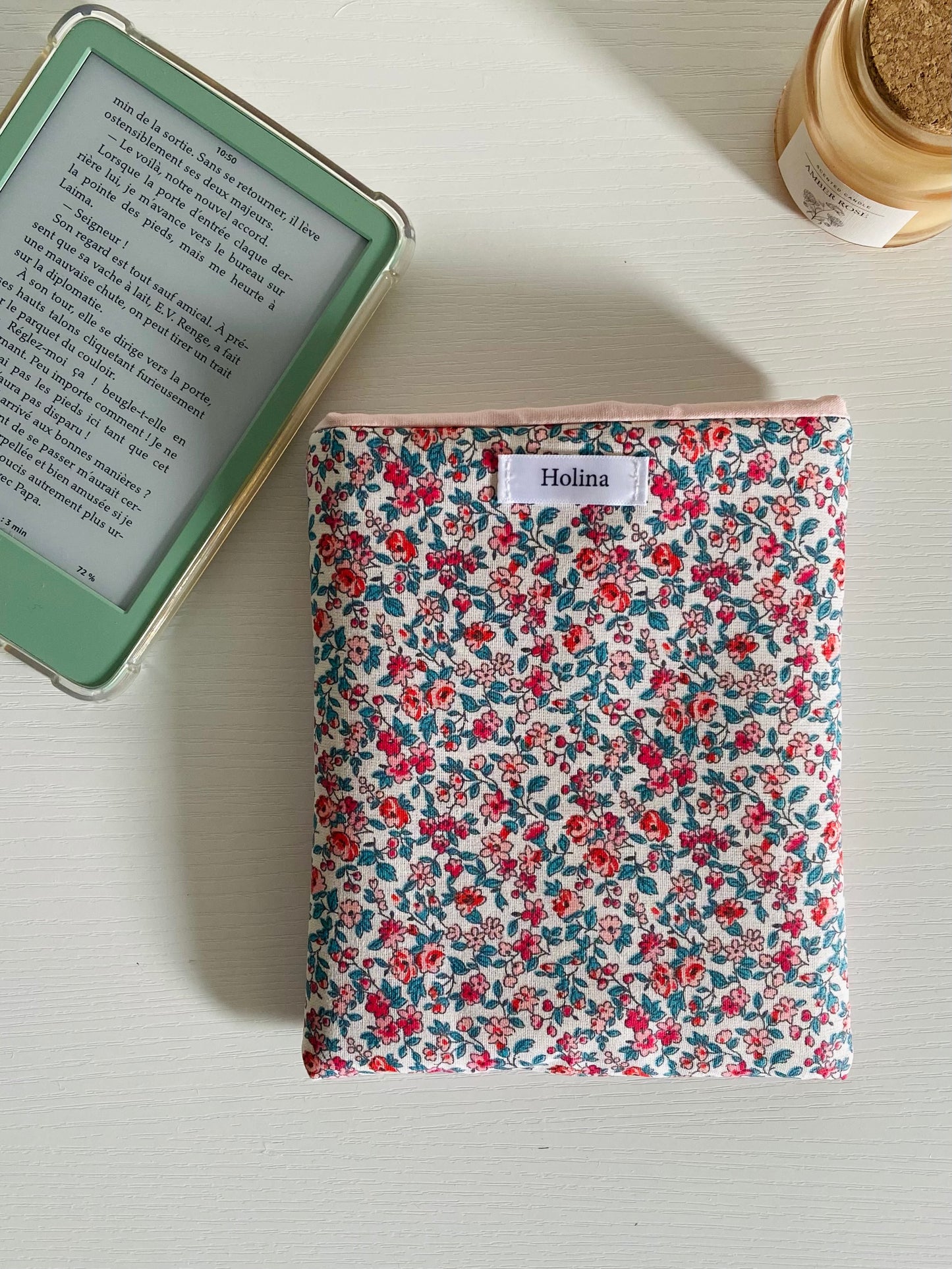 pochette liseuse fleurs rouge fait main holina
housse kindle tissu fleuri molletonné
protection liseuse kobo artisanale
accessoire lecture fait main protection ebook