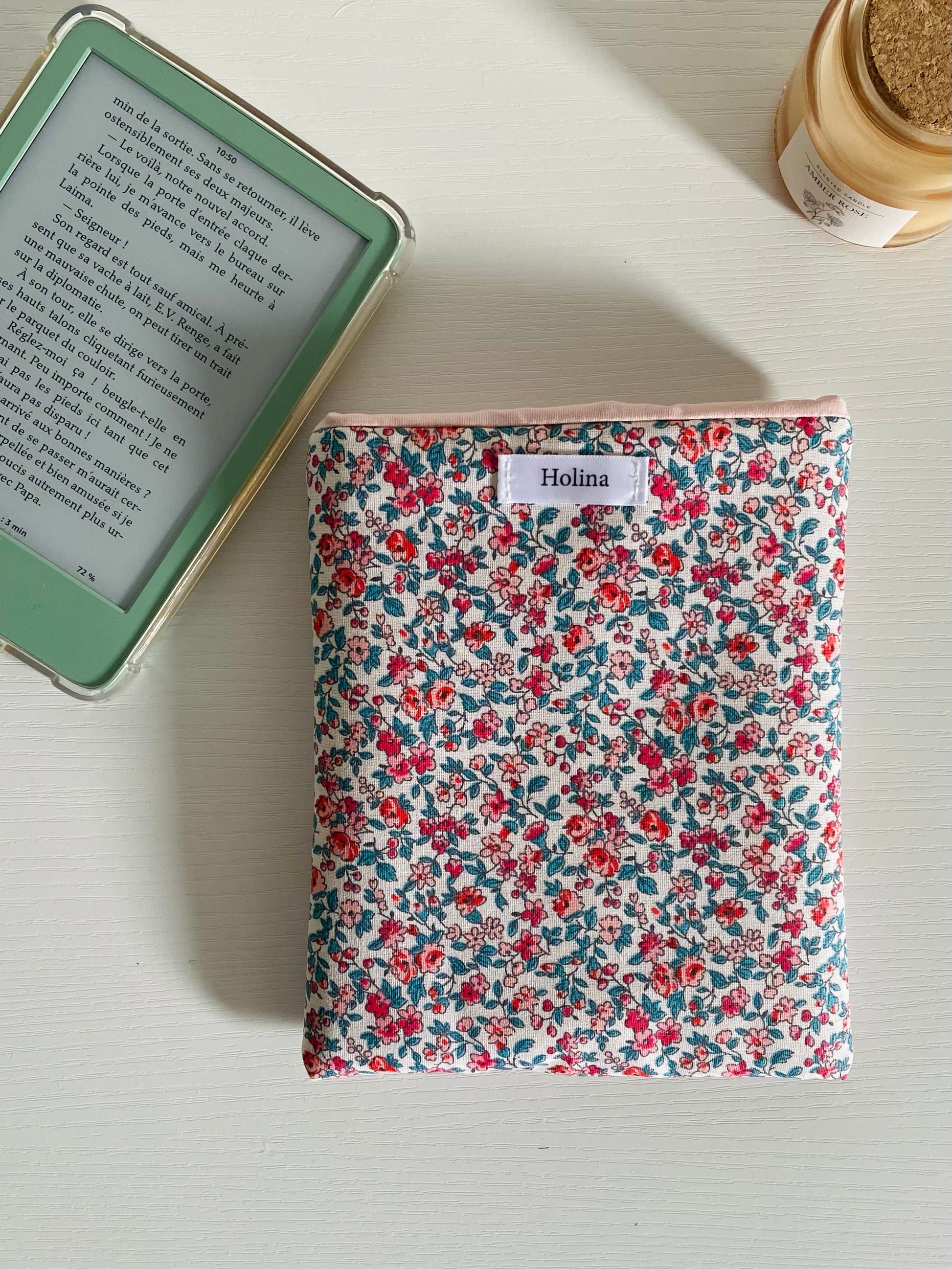 pochette liseuse fleurs rouge fait main holina
housse kindle tissu fleuri molletonné
protection liseuse kobo artisanale
accessoire lecture fait main protection ebook