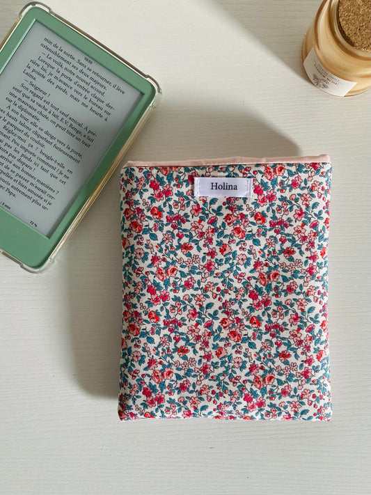 pochette liseuse fleurs rouge fait main holina
housse kindle tissu fleuri molletonné
protection liseuse kobo artisanale
accessoire lecture fait main protection ebook