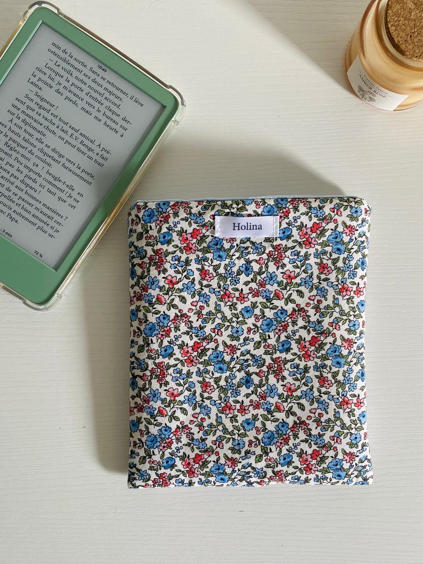 pochette liseuse fleurs bleu fait main holina
housse kindle tissu fleuri molletonnée
protection liseuse kobo artisanale
accessoire lecture fait main protection ebook