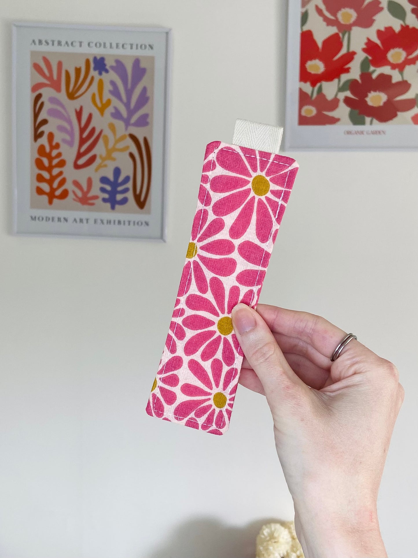 marque-page tissu fleuri rose fait main
accessoire lecture artisanal