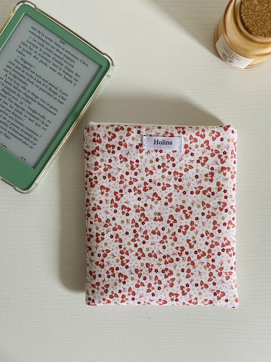 pochette liseuse minimaliste fait main holina
housse kindle tissu fleuri molletonné
protection liseuse kobo artisanale
accessoire lecture fait main protection ebook